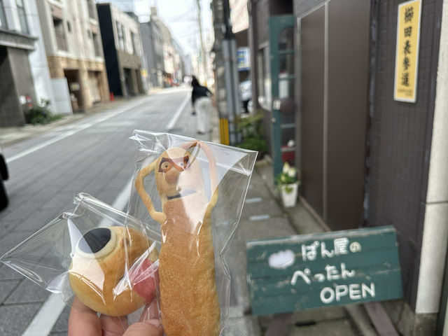 福岡・冷泉町。壁の棚に個性的なパンがならびます『ぱん屋のぺったん』