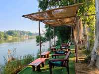 คาเฟ่ริมน้ำในรีสอร์ท The Antique Riverside 