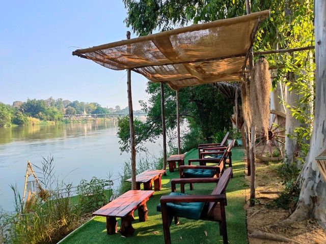 คาเฟ่ริมน้ำในรีสอร์ท The Antique Riverside 