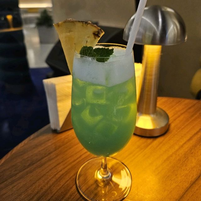 一間餐廳內有不同餐飲區域 一間餐廳內有不同餐飲區域