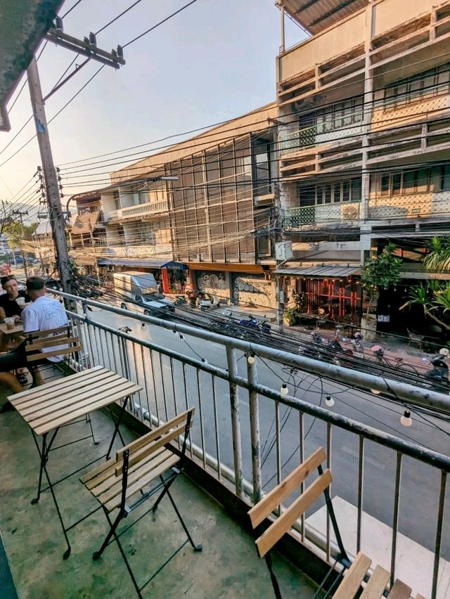 泰國清邁-美食酒吧咖啡鄰立的文青空間：Neighborhood Community