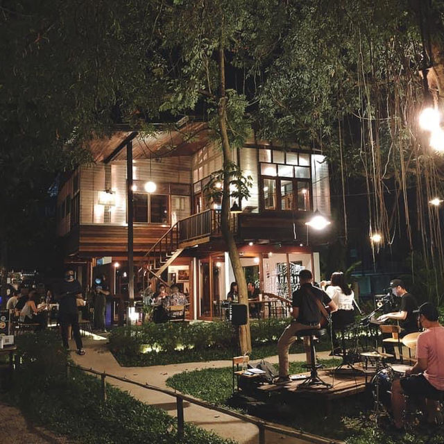 Exceptional Dining Experience with a Cozy Atmosphe