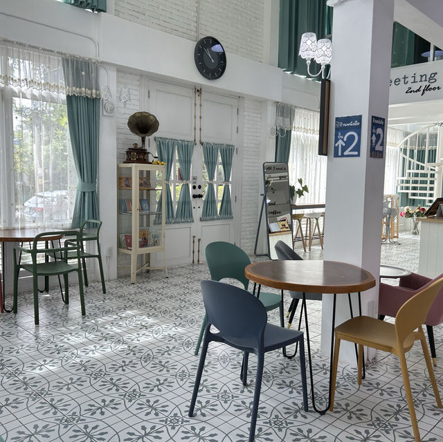 คาเฟ่ของผู้รักการอ่าน Book Addicts cafe and more