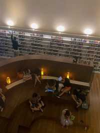 Library @Orchard 📚 Your literary escape in the shopping hub! 🛍️