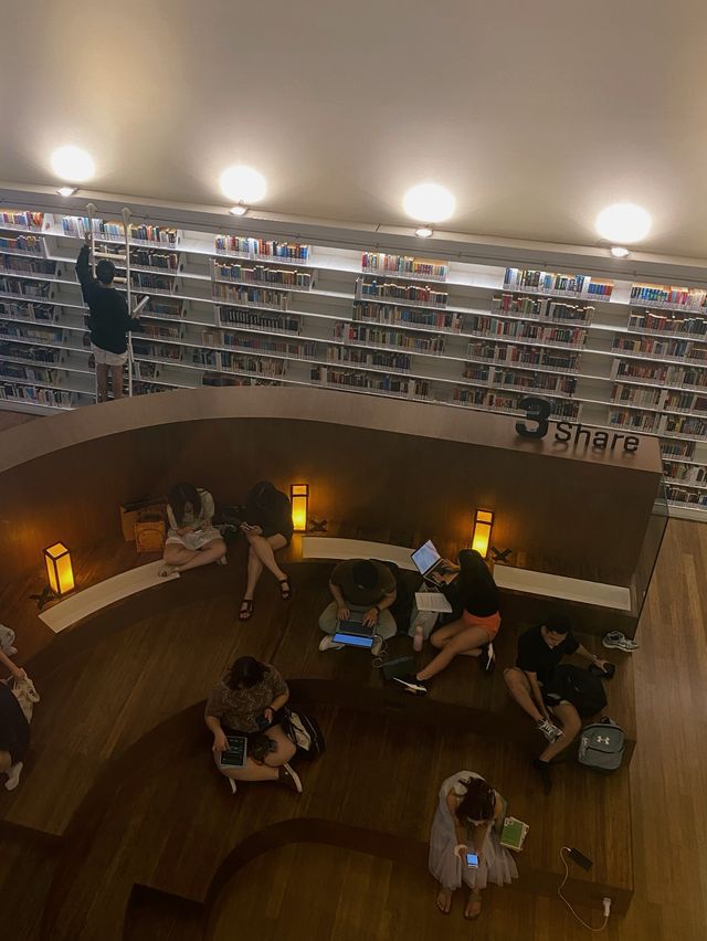 Library @Orchard 📚 Your literary escape in the shopping hub! 🛍️