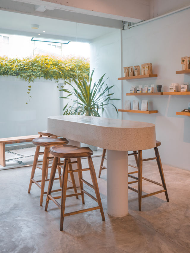Sync Coffee bar & Roastery คาเฟ่มินิมอลย่านกมลา