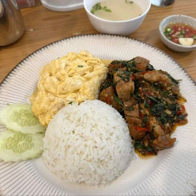 สมเกียรติ ร้านก๋วยเตี๋ยวไก่ตุ๋นเปิดใหม่ย่านสวนดอก