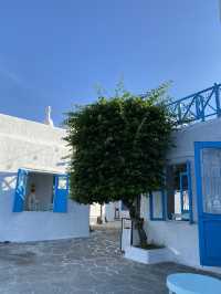 Gorgeous seaside cafe inspired by Santorini - must visit! 