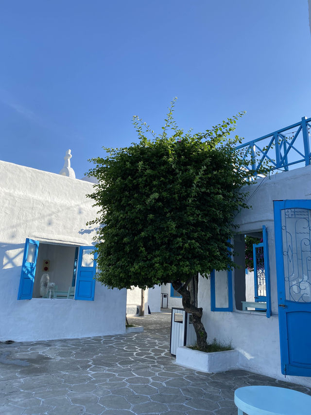 Gorgeous seaside cafe inspired by Santorini - must visit! 