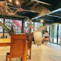 【東京・新大久保】一軒家を改装して作られた路地裏にある隠れ家カフェ☕️