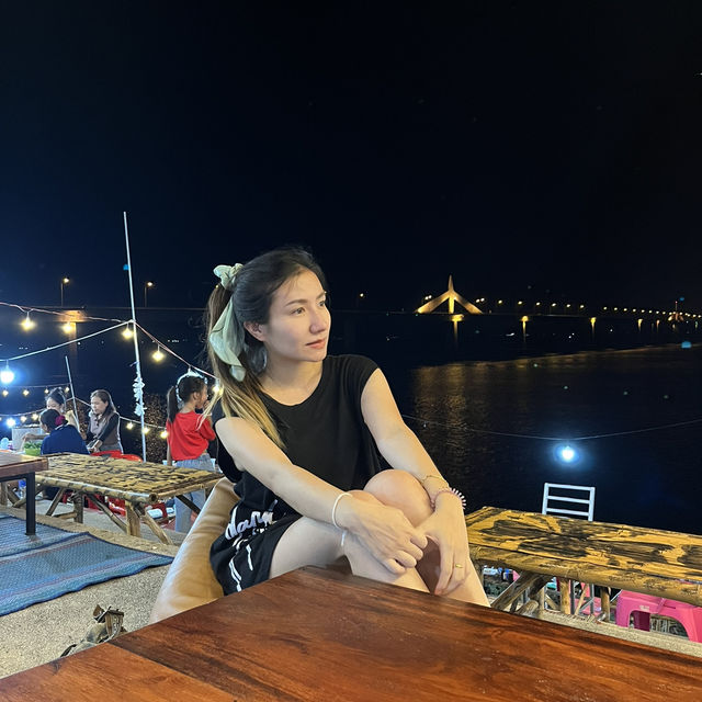 สะพานมิตรภาพไทยลาวมุกดาหาร
