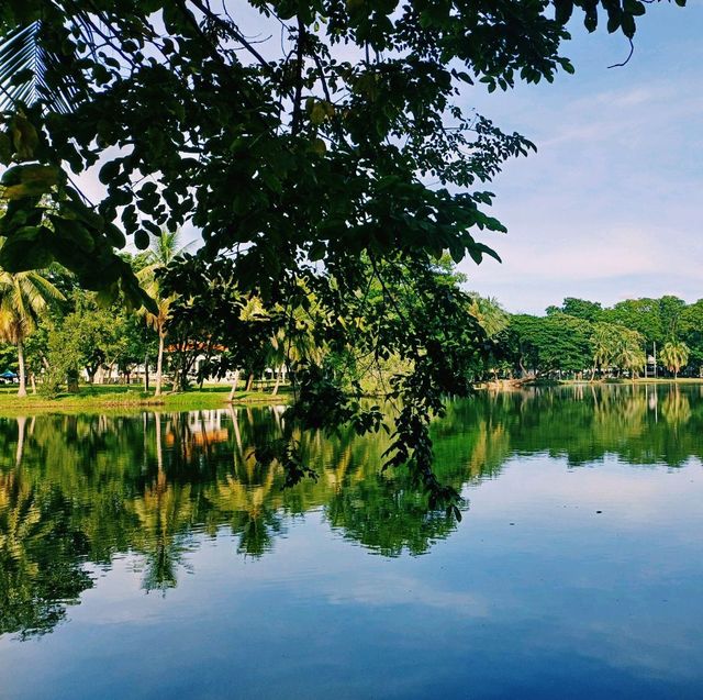 泰國曼谷著名城市綠洲公園景點:倫披尼公園，看野生大蜥蜴，城市湖泊美景，適合拍照打卡親子遊。