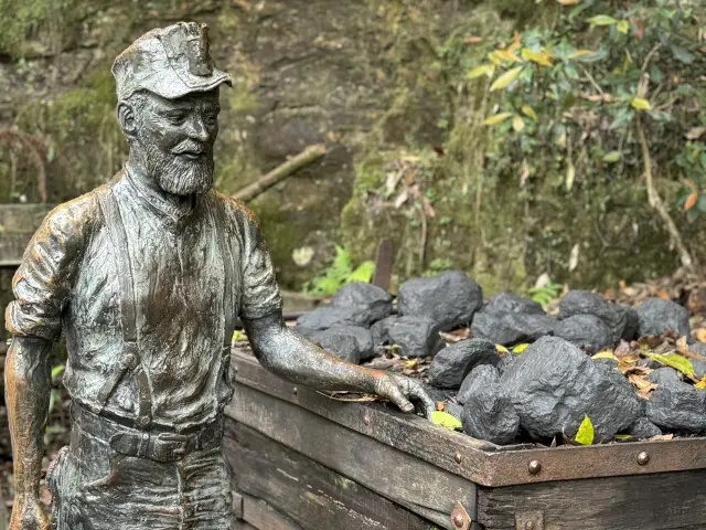 山峰盡顯大自然的鬼斧神工