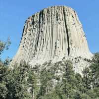 Exploring Devils Tower in Wyoming: A Natural Wonder You Can’t Miss 🇺🇸
