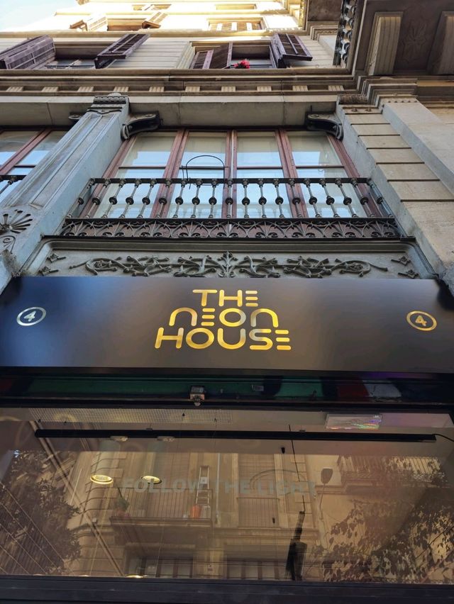 해외여행 바르셀로나 THE NEON HOUSE by Studiostore