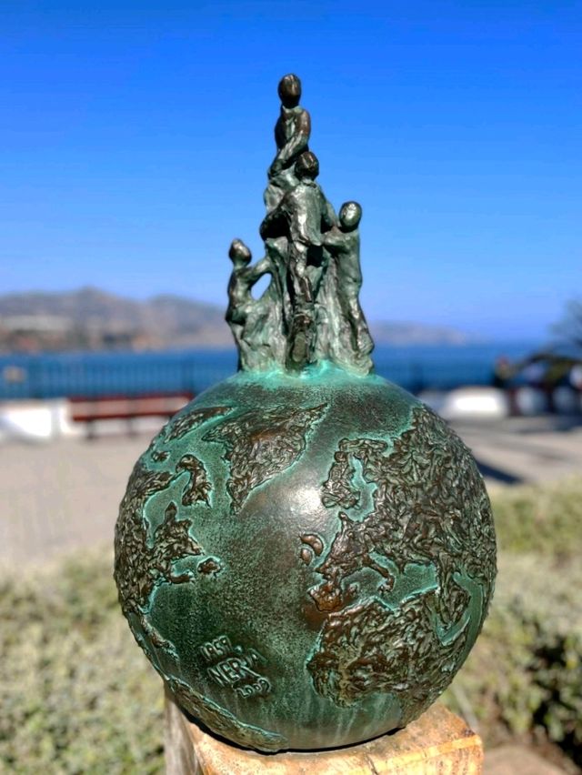 風景如畫的懸崖中矗立著寧靜的海灣