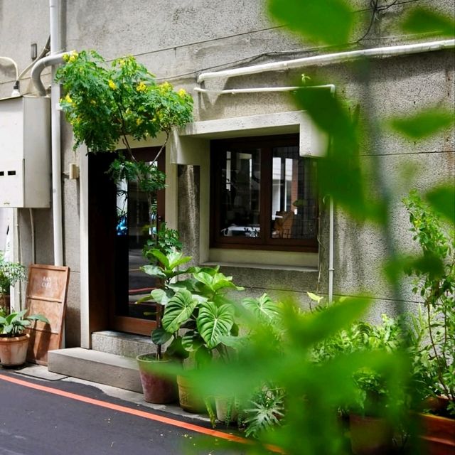 台灣高雄_RAN CAFÉ_ 必訪甜點店 優雅的芭樂美式