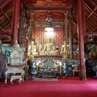 สักการะพระสิงห์เชียงแสนของเมืองเชียงราย