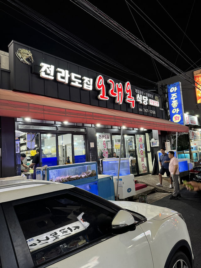 【済州旅行】水槽から引き上げたばかりの新鮮なイカ造りを堪能🦑