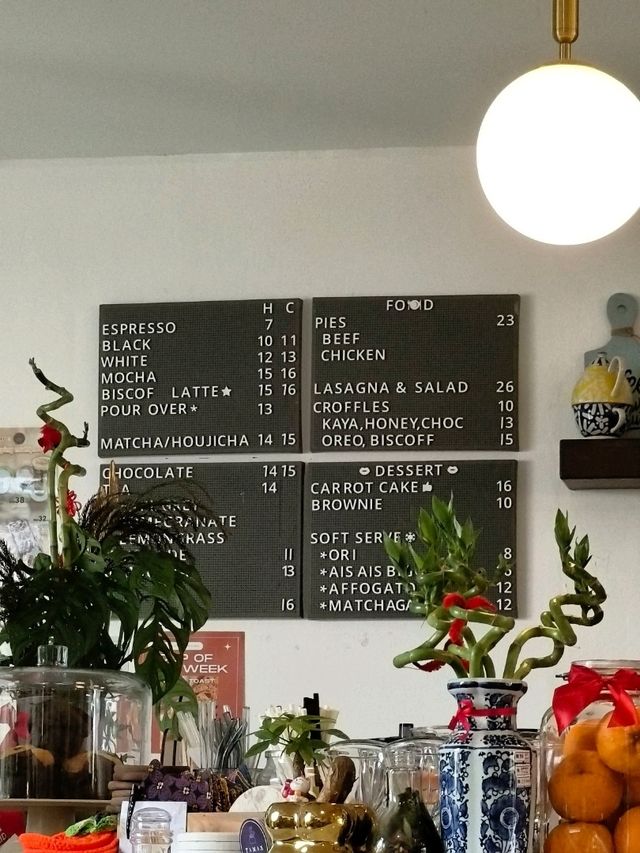 Tropical Vibes and Perfect Brews at Taman Hati Cafe