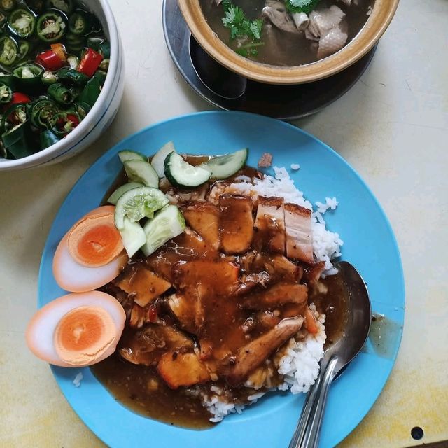 “สีมรกต” ข้าวหมูแดงหมูกรอบระดับตำนาน