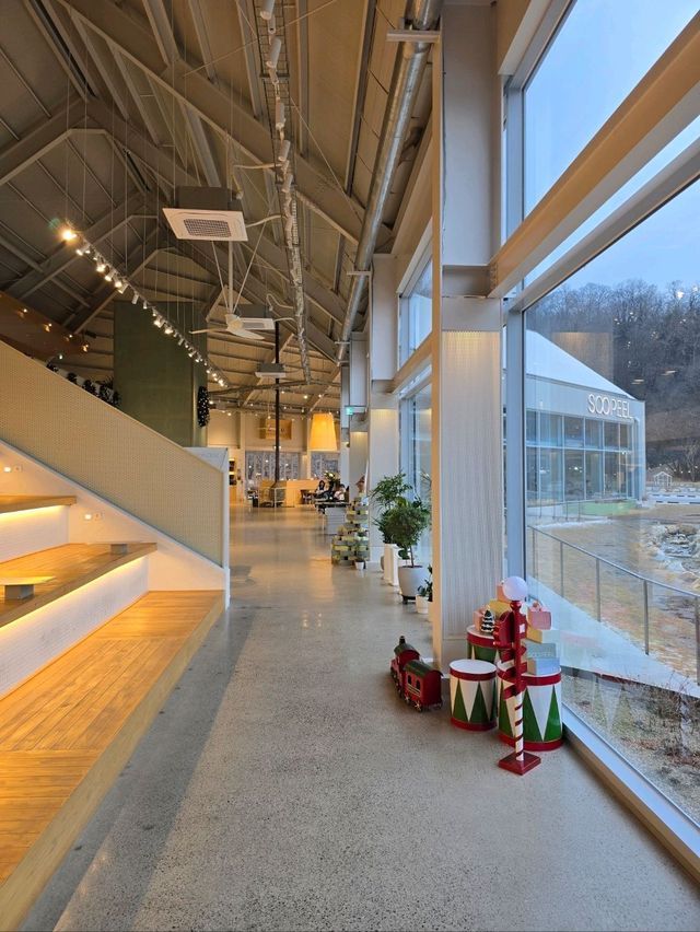 야외정원과 넓은 공간이 인상적인 함안카페💚