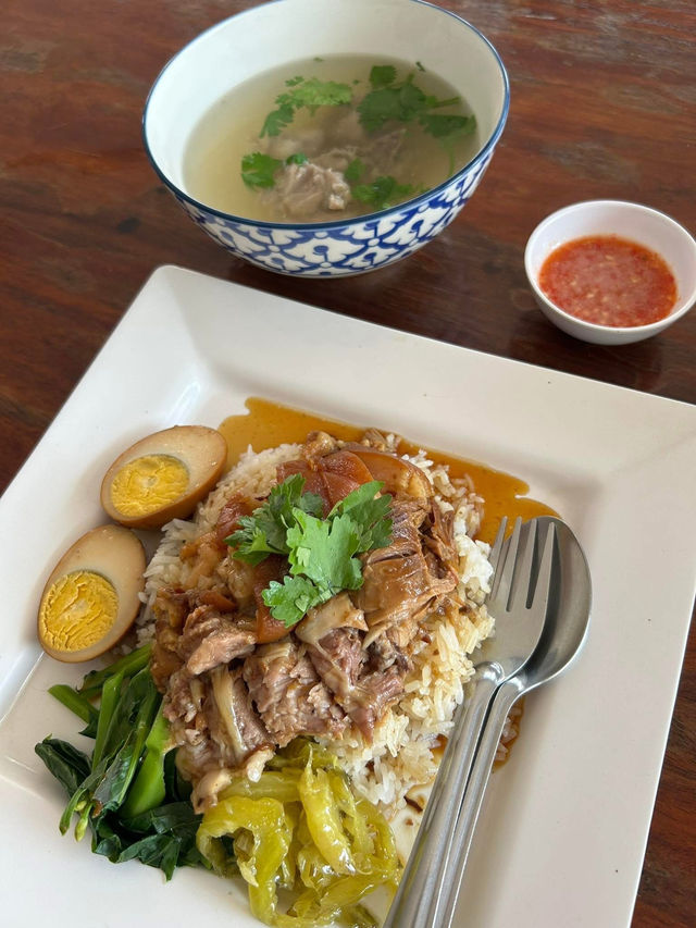 ข้าวขาหมู บ้านทุ่ม 