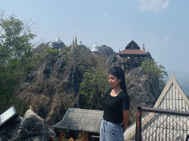การเดินขึ้นวัดพระบาทปู่ผาแดง