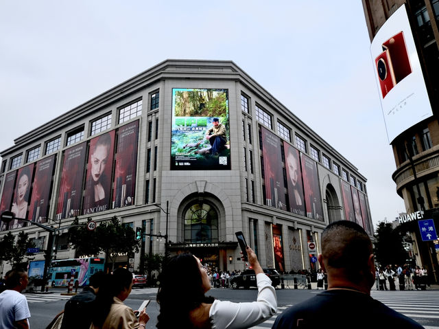 Eat, shop, and stroll around the city’s landmarks on ‘Nanjing Road’ in Shanghai.🏫✨
