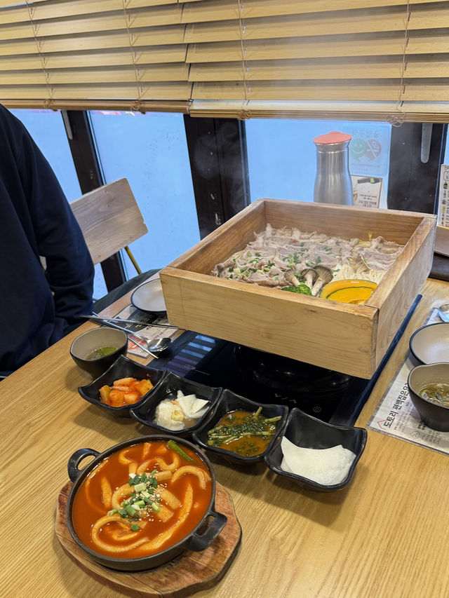 이베리코 돼지를 사용하는 편백찜+떡볶이를 파는 곳!