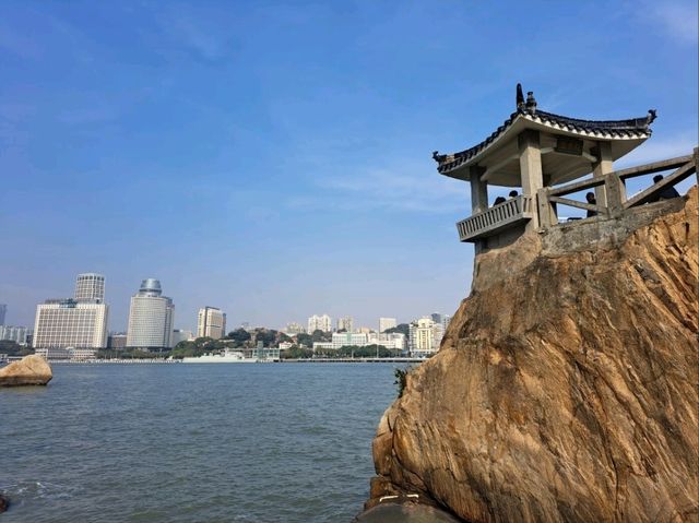 도심 속 섬, 낭만이 흐르는 구랑위 해변 산책