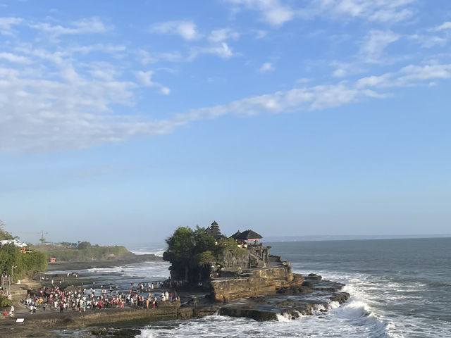 海上に浮かぶ神秘の寺院、バリ島の夕日スポット