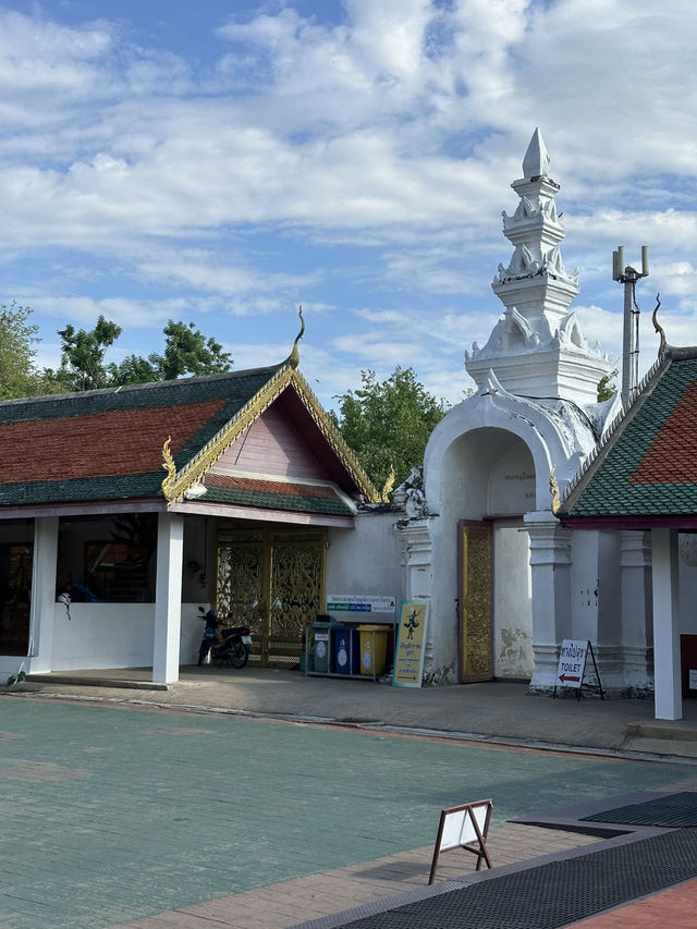 แวะขอพรที่วัดพระธาตุหริภุญชัย วรมหาวิหาร