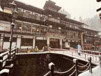 去到阿信的故鄉山形縣「銀山溫泉」擁有超過500年歷史以上的溫泉區。 走進《千與千尋》湯屋！超夢幻「雪景溫泉街」♨️ 「銀山溫泉」的日與夜景色，古色古香的溫泉老街，彷彿穿越時空回到了大正時