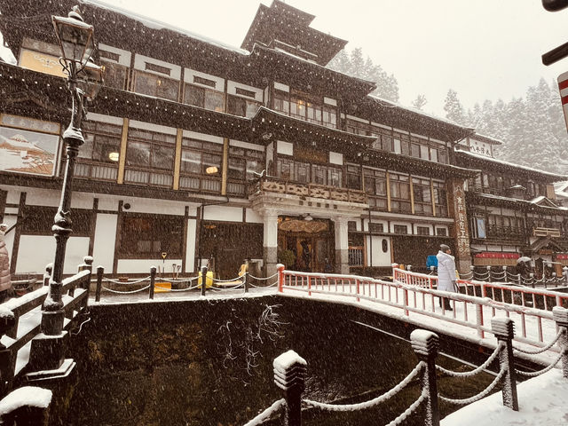 去到阿信的故鄉山形縣「銀山溫泉」擁有超過500年歷史以上的溫泉區。 走進《千與千尋》湯屋！超夢幻「雪景溫泉街」♨️ 「銀山溫泉」的日與夜景色，古色古香的溫泉老街，彷彿穿越時空回到了大正時