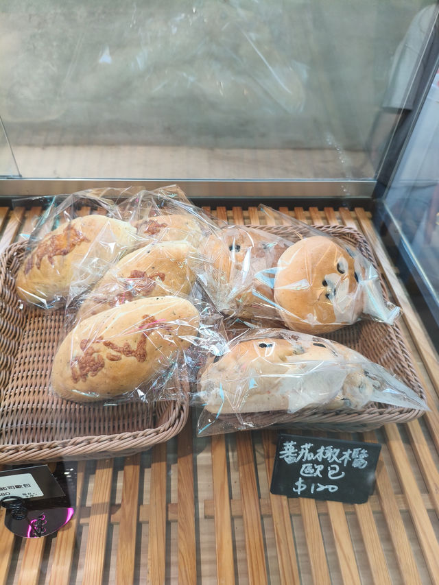 桃園｜全村的希望在這間麵包工廠！讓人流連忘返：老闆珍藏古董車＋老物收藏＋寵物友善空間🐾🚗🍞