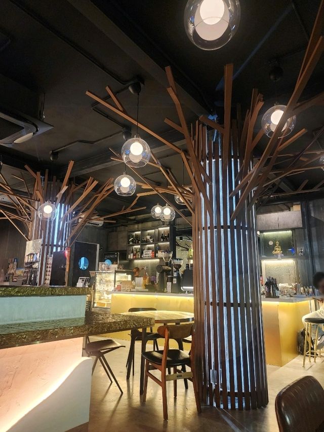 【バンコク】夜も使えるcafe&bar🍺Bantatthong Cafe