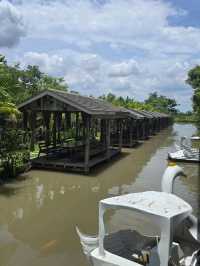ครัวบ้านไทรน้อย กินในสวน มีคลอง เรือ เป็ด ปลา ครบ