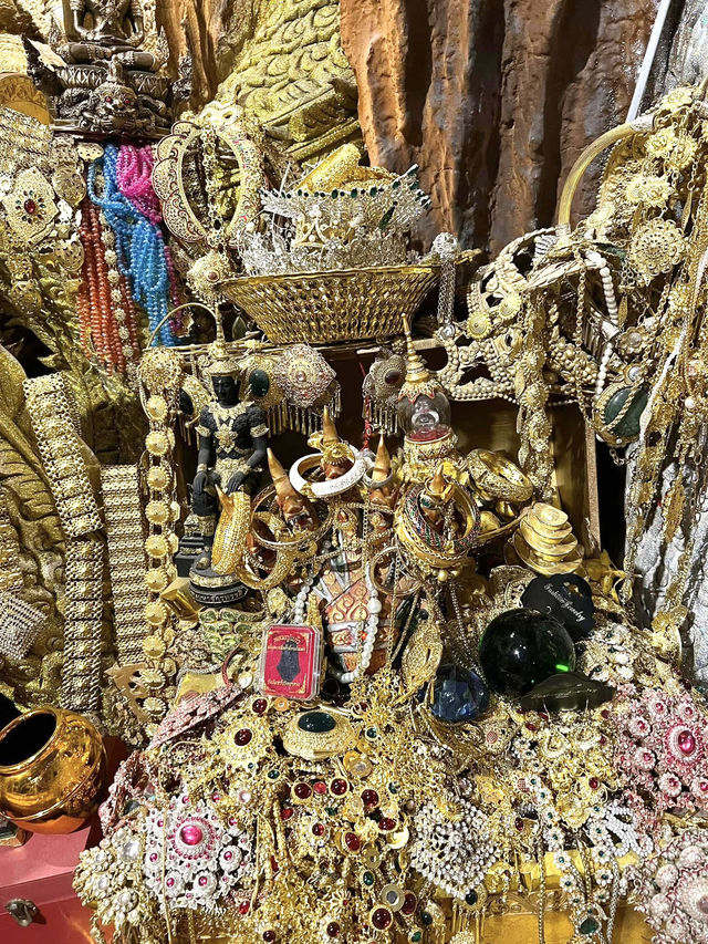 神話の龍「パヤナーク」に出会える寺院🐉✨—ワット・マニウォンで神秘の旅を。
