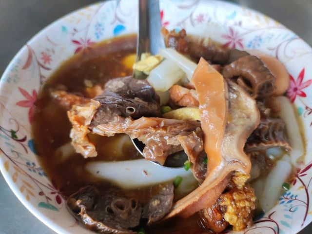 ร้านก๋วยจั๊บเก่าแก่ในตำนานเมืองแปดริ้ว