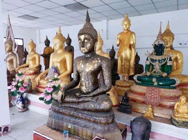 วัดวังหว้า วัดเก่าแก่ประเพณีห่มผ้าพระเจดีย์กลางน้ำ