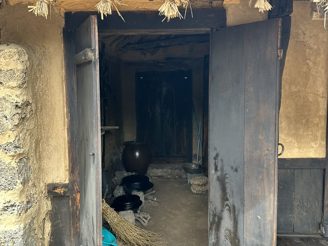 🏡一腳踏進濟州古代生活現場！《城邑民俗村》：這不只是村落，是一座活著的歷史博物館！🌾⛰️