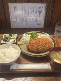 【東京・経堂】三角のメンチカツ定食