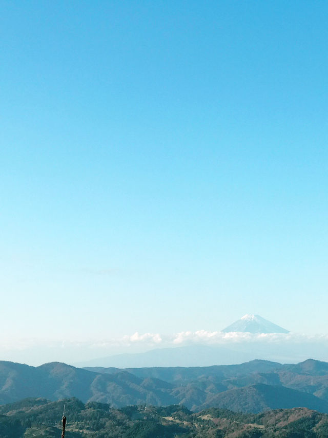 【静岡県　伊東市　富士山を望む大室山リフトとお鉢周り】