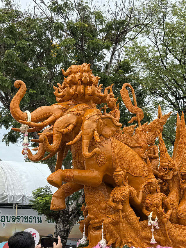 แห่เทียนเข้าพรรษา | อุบลราชธานี