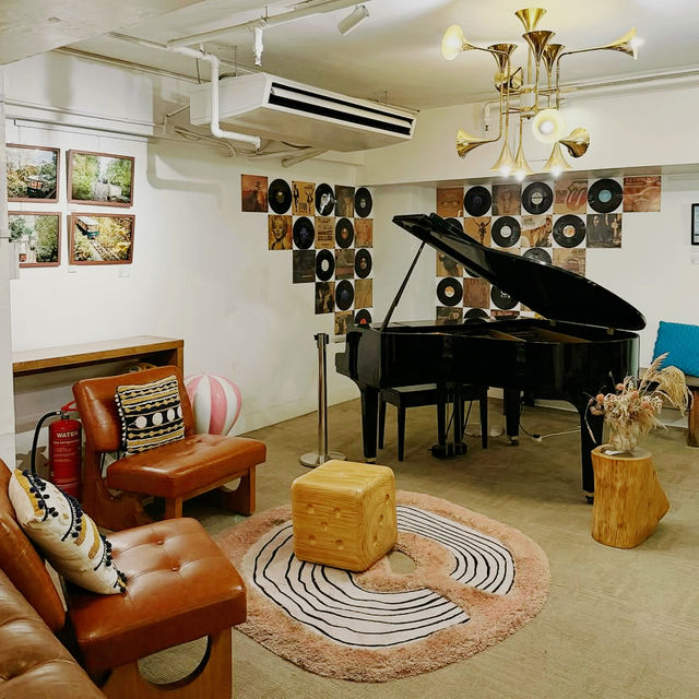 Compact Chic in a Big City Beat