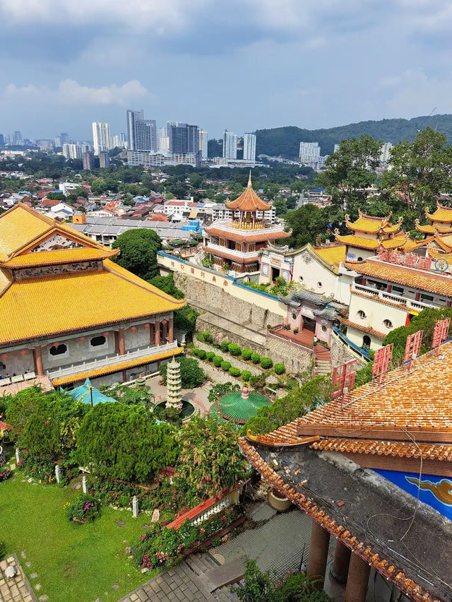 Kek Lok Si Chronicles: A Spiritual Journey Above the Clouds