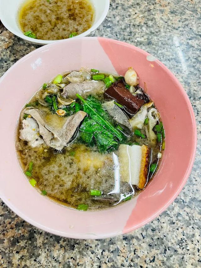 🍽️✨ เปิดตำนานร้านดังในตำนาน “โกเบนซ์ ข้าวต้มแห้ง”