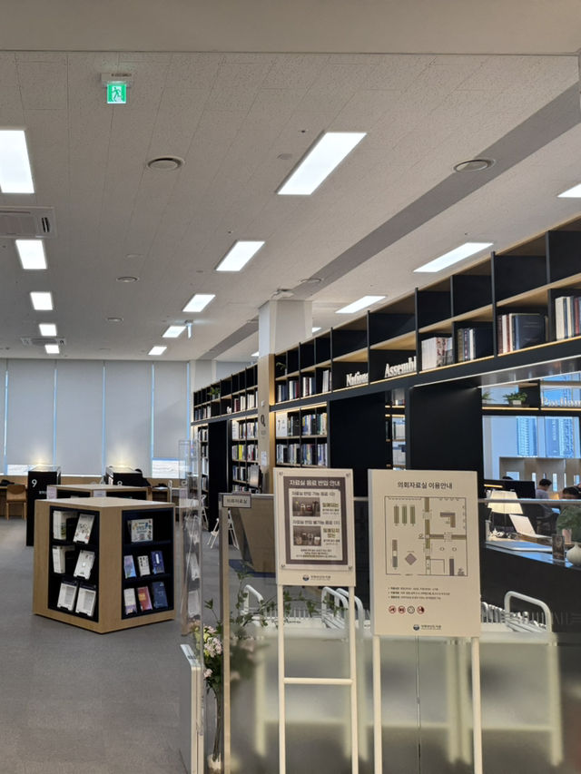 제헌절 맡이 국회부산도서관 방문.