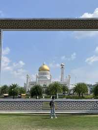 🖼️ Framed in Brunei: The Picture-Perfect View of Omar Ali Saifuddien Mosque